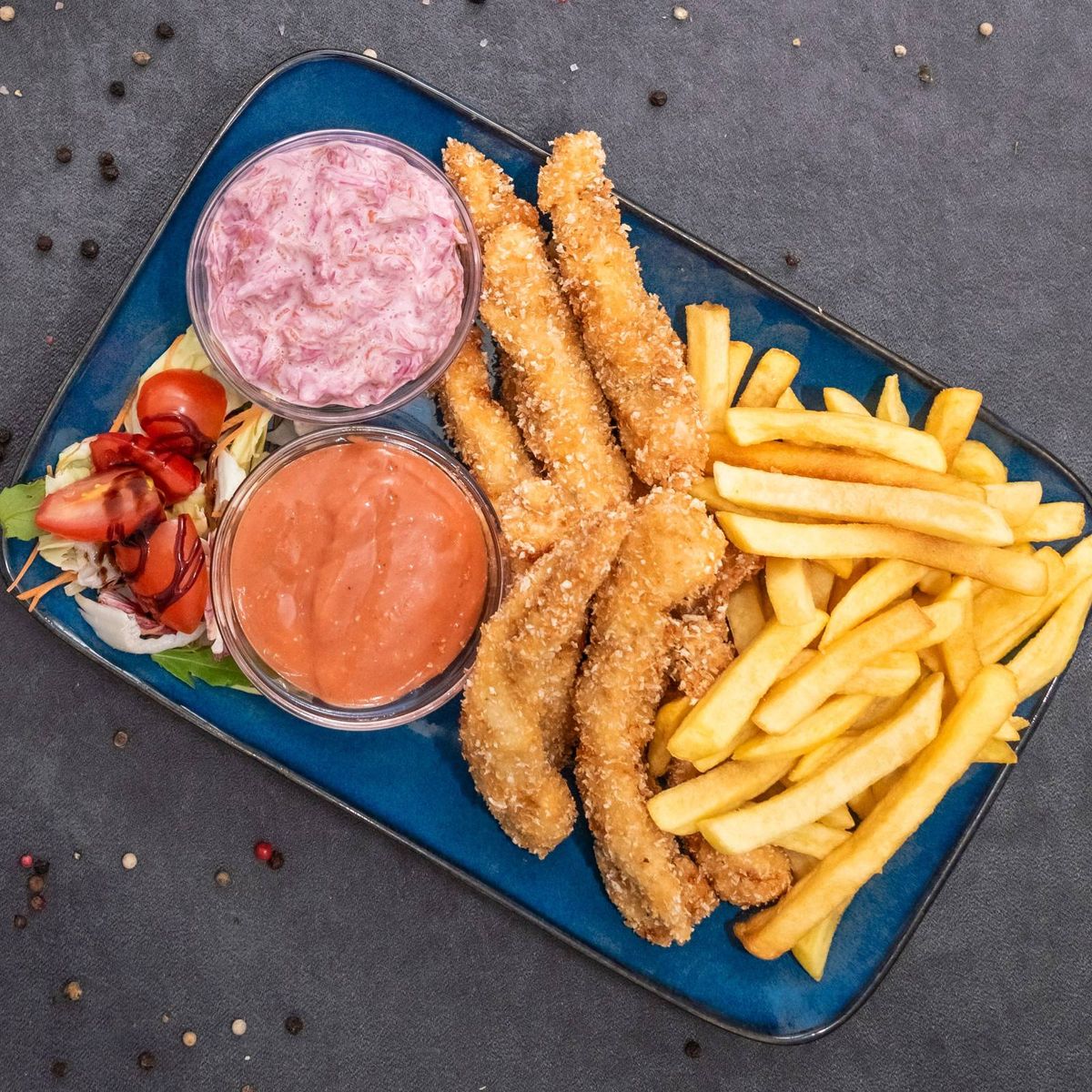 Crispy de pui, cartofi prăjiți și salată coleslaw